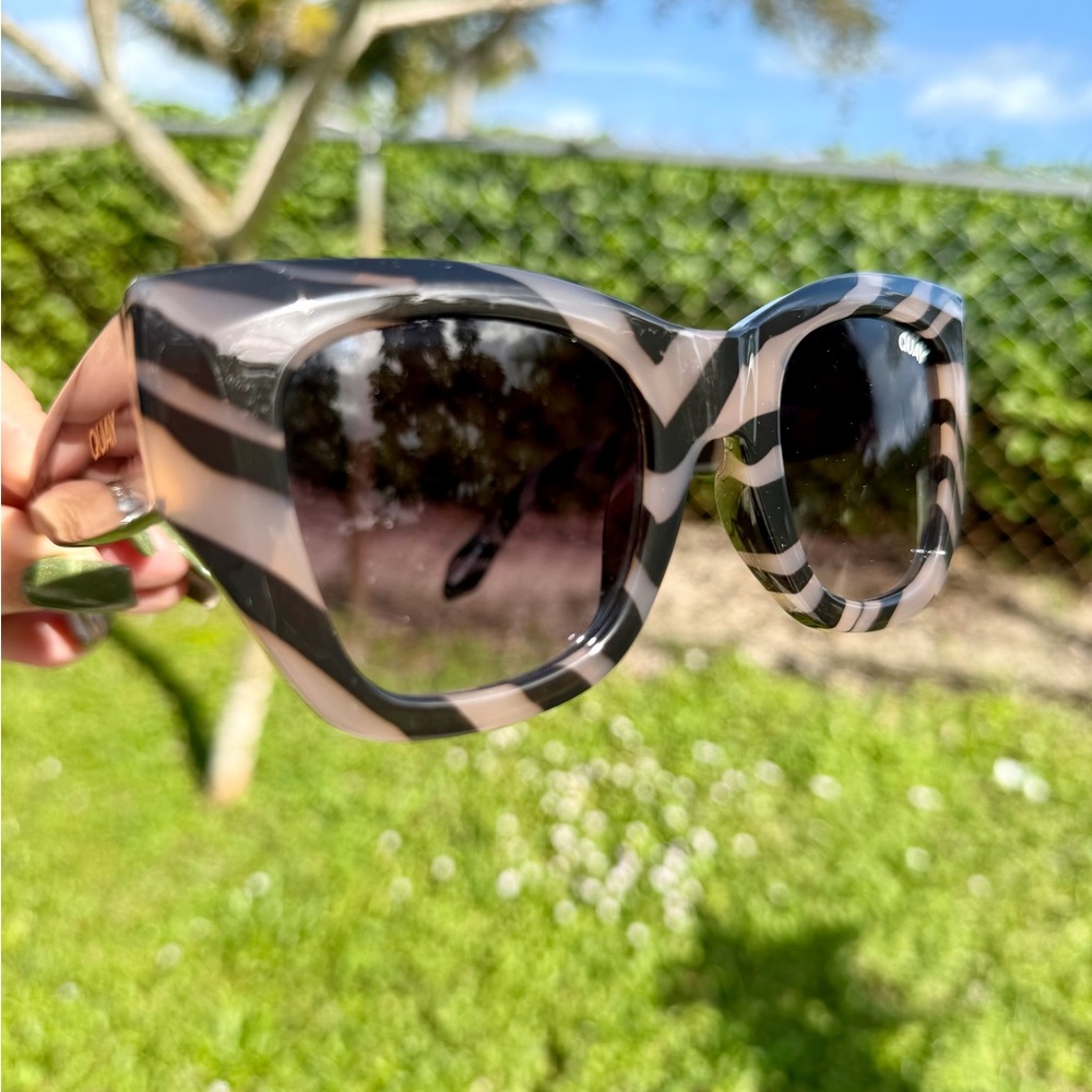 QUAY AUSTRALIA After Hours Bevel Zebra Stripe Frame Smoke Lens Sunglasses 100% U - Picture 11 of 16